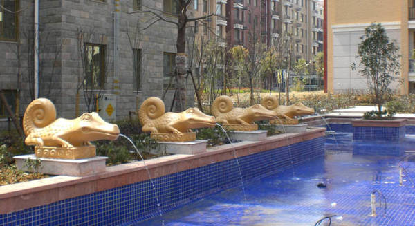 皇馬花(huā)園二期噴水(shuǐ)鳄魚雕塑