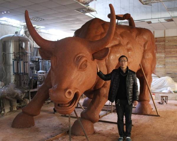 大(dà)華地(dì)産牛泥塑