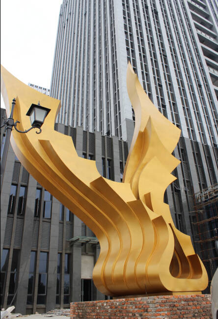 大(dà)華地(dì)産主雕12米